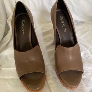 Elizabeth and James Platform e-Mae im Taupe Size 8.5